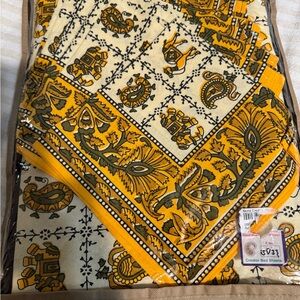 Yellow and White Printed Dining table cover set with 6 Napkiks